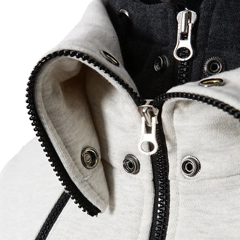 Man i smal grå sweatjacka med hög krage