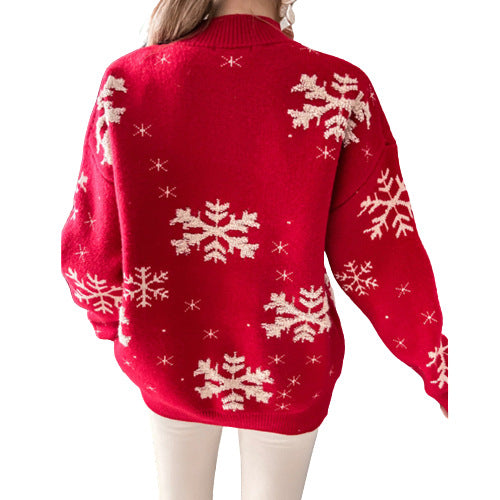 Kvinna i röd fluffig jultröja med snöflingor