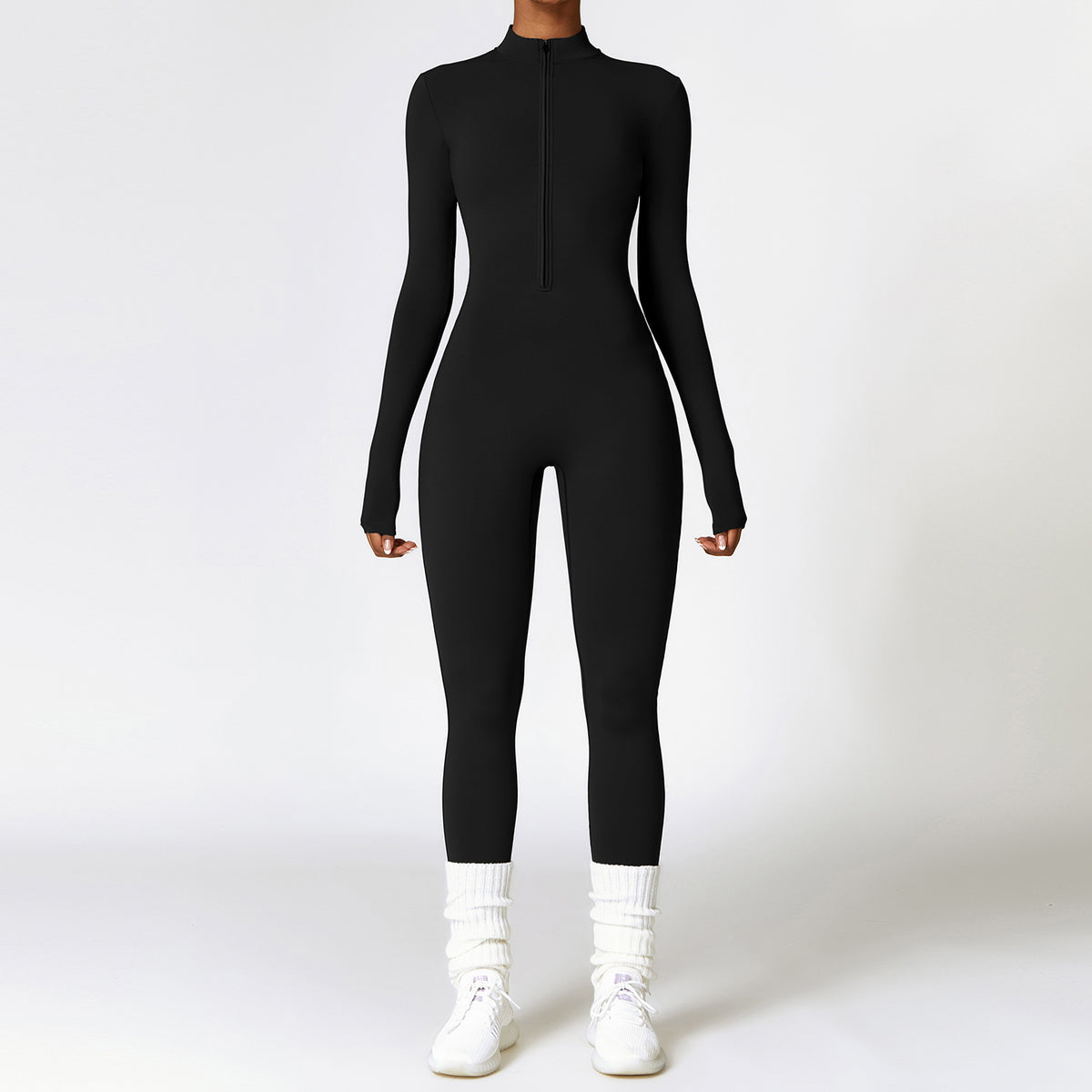 Kvinna i svart långärmad träningsjumpsuit
