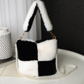 Fluffig bucket bag med pärlkedja