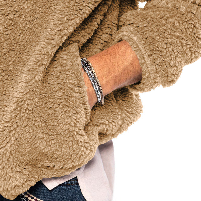 Man i khakifärgad teddyfleecejacka med huva