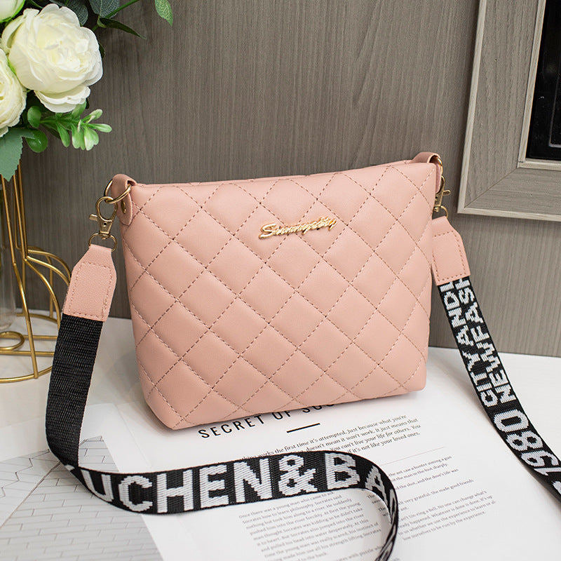 Liten quiltad crossbodyväska med bred rem