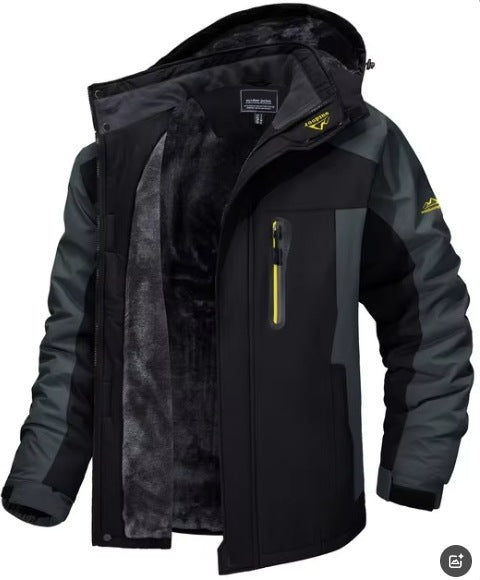 Man i parkas med huva och plyschfoder