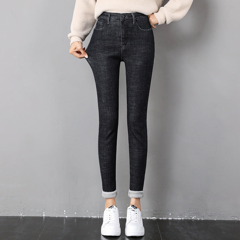 Kvinna i svarta fodrade skinny jeans