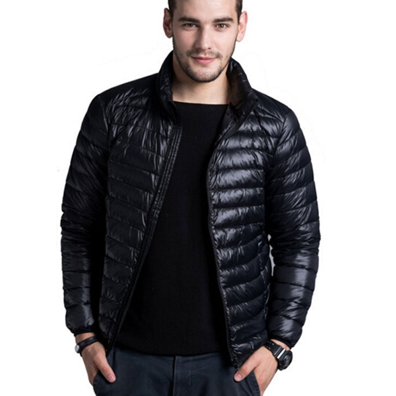 Man i svart lätt quiltad jacka