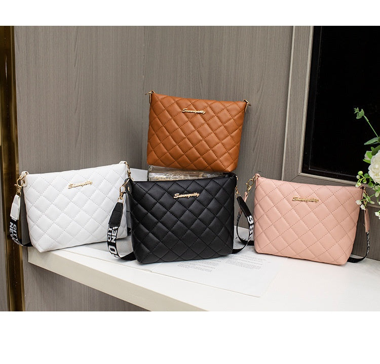 Liten quiltad crossbodyväska med bred rem